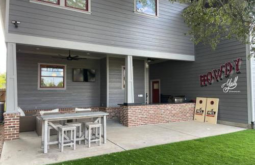 Luxury 5 BR 4 Bath, Hot Tub, Outdoor Kitchen, Across Street from Kyle Field! - Foto 18