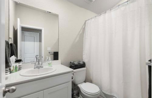 Charming 4BR Home w Spacious Backyard in Hutto - Foto 69