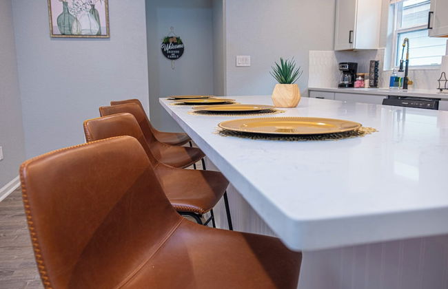 Spacious Delightful 4 BR/ 3 BA Close to Downtown - Foto 18