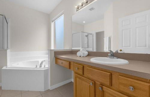 Large Spacious Home w Private Pool & Hot Tub - Photo 24