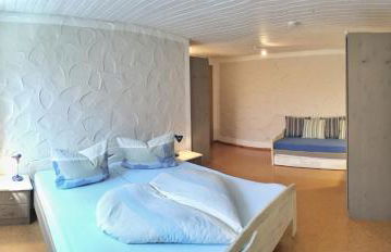 FERIENHOF KATZENMAIER, Bauernhof- und Familienurlaub am BODENSEE, großzügig wohnen, MESSENAH und teils BARRIEREFREI, Spielangebot für drinnen und draußen, Parkplatz am Haus, gute ÖPNV-Anbindung - Foto 8