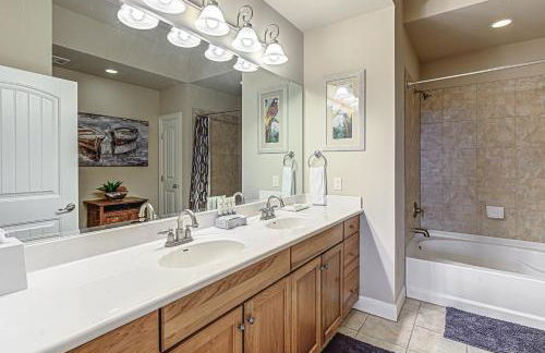 Chic 2BD with Balcony Pool Hot Tub & Marina Views - Foto 28