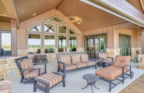 Elegant Sunset Meadow Ranch in Texas with Hot Tub - Photo 2