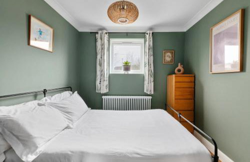 Marlow - Three Bedroom House - Parking - Photo 20