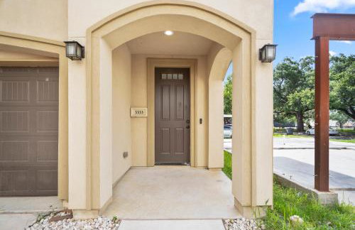 Spacious 3 Bed House near MD Anderson with Free Parking & Wi-Fi - Photo 6