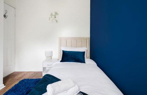 Modern 2 Bedroom House with Parking - Photo 42