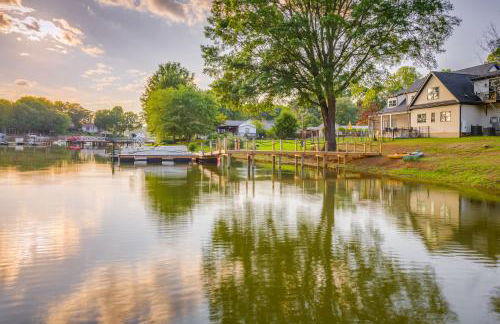Tranquil Lakefront Carriage House with Dock - Foto 12