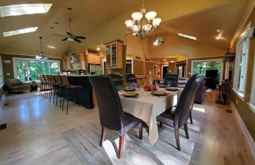 Woodshores Retreat - cozy retreat, hot tub, Lk MI - Photo 4