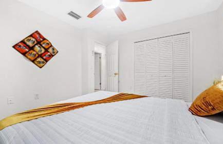 Sunny 3BR Oasis with Water View and Beach Gear Near Siesta - Foto 26