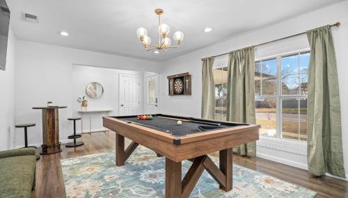 Relaxed Luxury Pet Friendly Home with Pool and Backyard Lounge in San Antonio, TX - Foto 5, Game Room