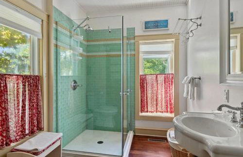 The Fourth Oak by Juniper Holiday + Home - Photo 2