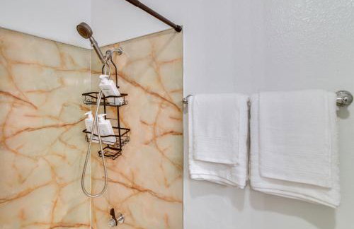 Peace and Serenity in Gresham! Sleek Home with Yard - Photo 16