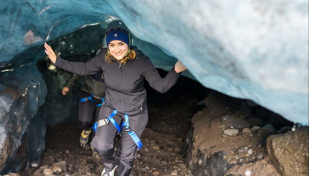 Posando para uma foto na caverna de gelo azul
