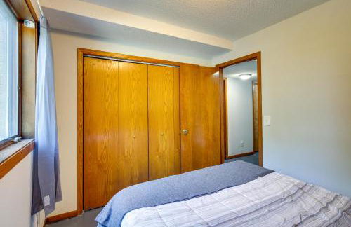 2 Mi to Cedar Lake Quiet Home with Fire Pit and Deck - Foto 21