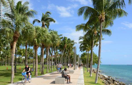 Beachfront Bentley Hotel One Bedroom Suite with Balcony and Beach access - Foto 24