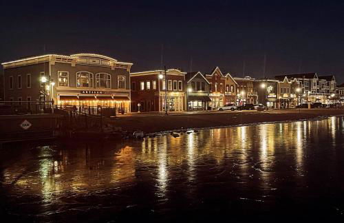 Designer Home w/ Lake Views+Walk to Downtown&Beach - Foto 28