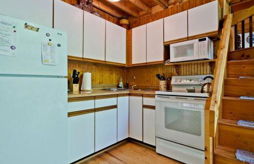 A-Frame Cabin Rental Set Alongside Sebago Lake on Frye Island, Maine - Foto 8