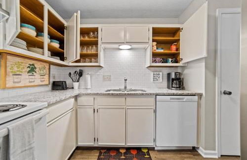 Quiet 2 Bedroom Condo In Greensboro - Photo 19