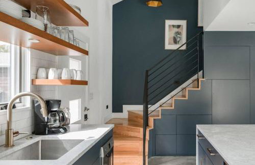 Cozy Bungalow Retreat Walking Distance to Downtown - Photo 21