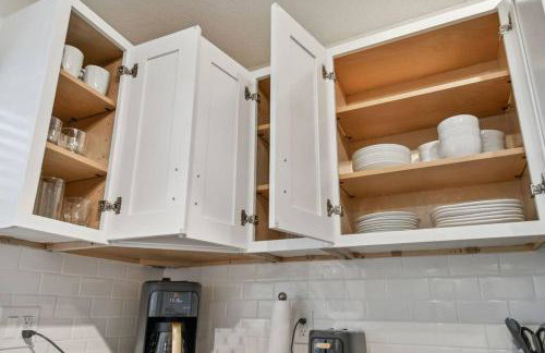 Family Friendly Beach Escape - Modern Retreat near Beaches - Sleeps 6 - Fast WiFi - Foto 13