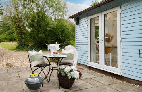 Woodland Art Studio - Cosy Woodland Studio with Private Hot Tub - Photo 16