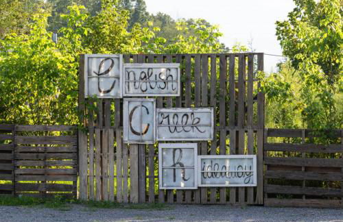 Meadow View Romantic Nature Stay w Barn, Outdoor Tub and Sauna - Foto 25