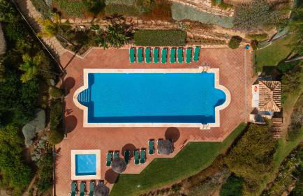 Luxurious frontline golf apartment in Elviria - Photo 2