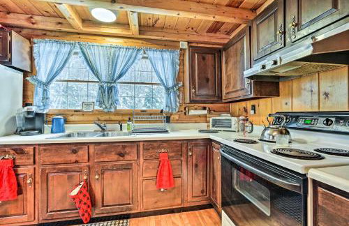 Andover Cabin Retreat with Hot Tub and Fireplace! - Foto 9