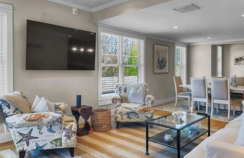 TJs Tide: Prime Location Condo w/ Outdoor Deck - Photo 3