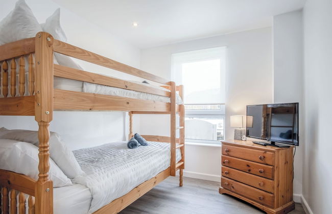 Beach View - 2 Bed Apartment - Llanelli - Photo 3