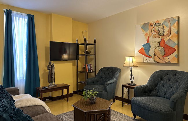 2 Bedroom Downtown Apt City Views Park Walk - Photo 3