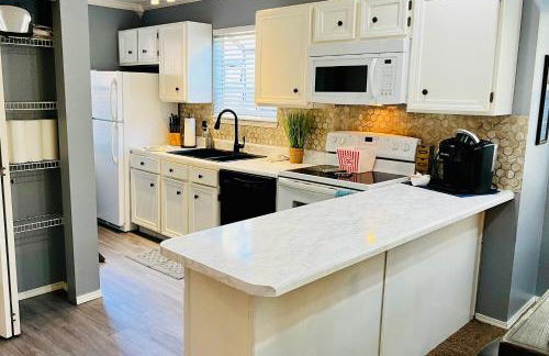 Cozy Lakeside Getaway - Outdoor Theater - Free Early Check-In- 4min to Silver Dollar City - Foto 2