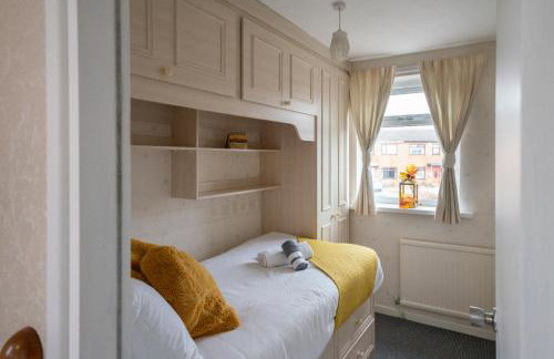 Spacious 3BR House By Kammili Properties in Westhoughton - Free Parking - Photo 14