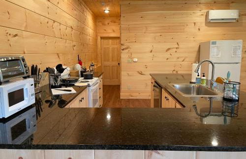 Creekside Getaway - King Bed - Full Kitchen - Foto 12