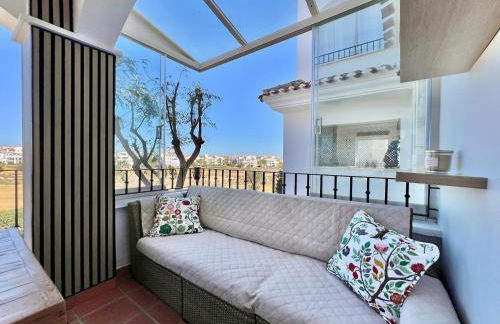 Stunning front line apartment with golf and mountains view - Foto 3