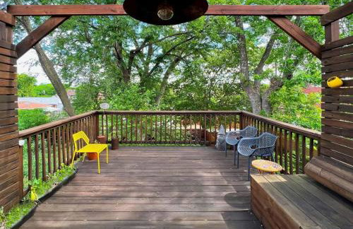 2BR with Workspaces & Deck ABODEbucks - Foto 37