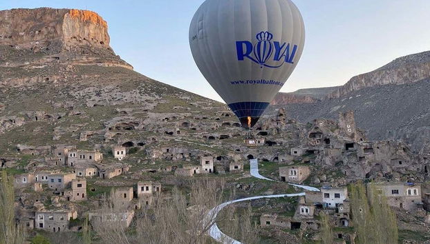 Una mongolfiera sulla valle di Soganli