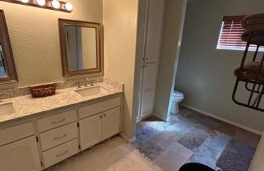 Sparkling Foothills Home 3 bed and loft 2 bath pool home - 14 day minimum - Foto 8