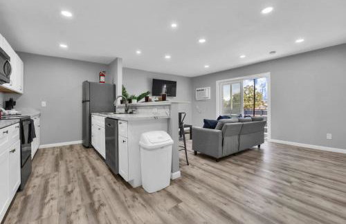 Bright 2BR Condo Near Restaurants and Entertainment - Foto 9