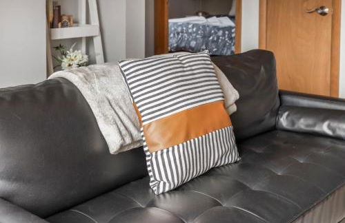 Two Cabins Retreat in Woods Resort - Dog-Friendly - Foto 13