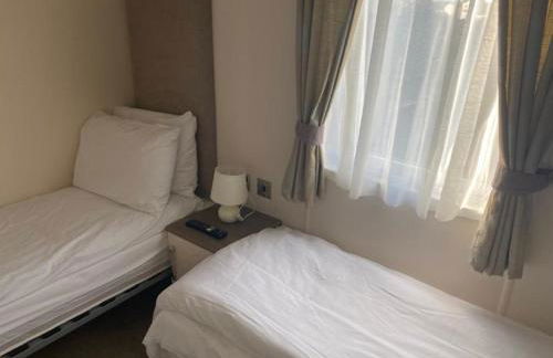 2 Bed, 2 Bath Lodge Style Caravan with Hot Tub & Private Garden at Patrington Haven Leisure Park - Foto 2