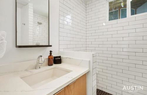 Trendy Remodeled Home by SoCo w Nice Outdoor Space - Foto 34