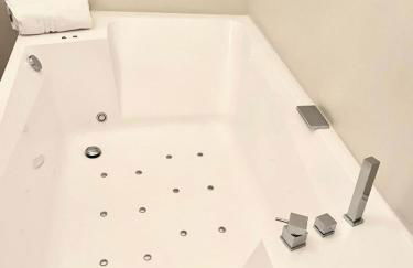 Pantheon Luxury Jacuzzi Apartment - Photo 4