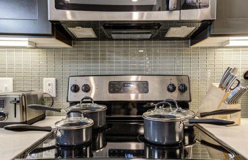 Lux Modern Art Apartment Near Eateries and Theater by RGS - Foto 5