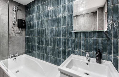 Waterfront 2 Bed Apartment - Free Parking & Wi-Fi - Foto 40