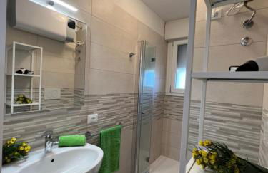 Twin Pine trees flats, near beach - Foto 4