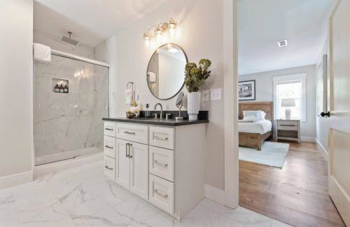 Downtown | Gorgeous | Pet Friendly! - Photo 39