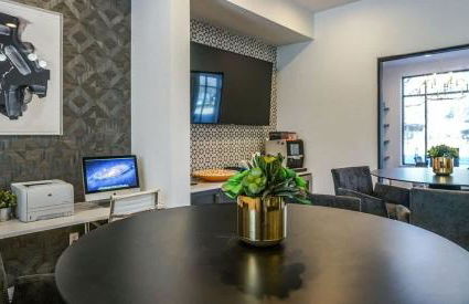 Boulevard Stays Walk to Downtown 1BR SoCo Pool Parking Gym 01 - Foto 25