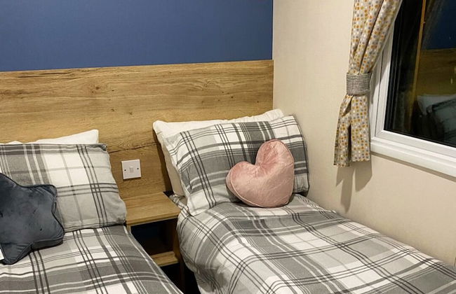 Lovely 2-bed Chalet in Prestatyn - Photo 3