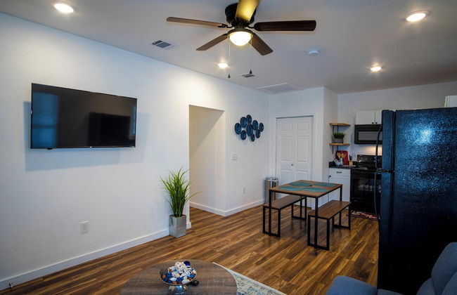 Downtown View Cozy 2br/1ba Home Sleeps 8 - Photo 9